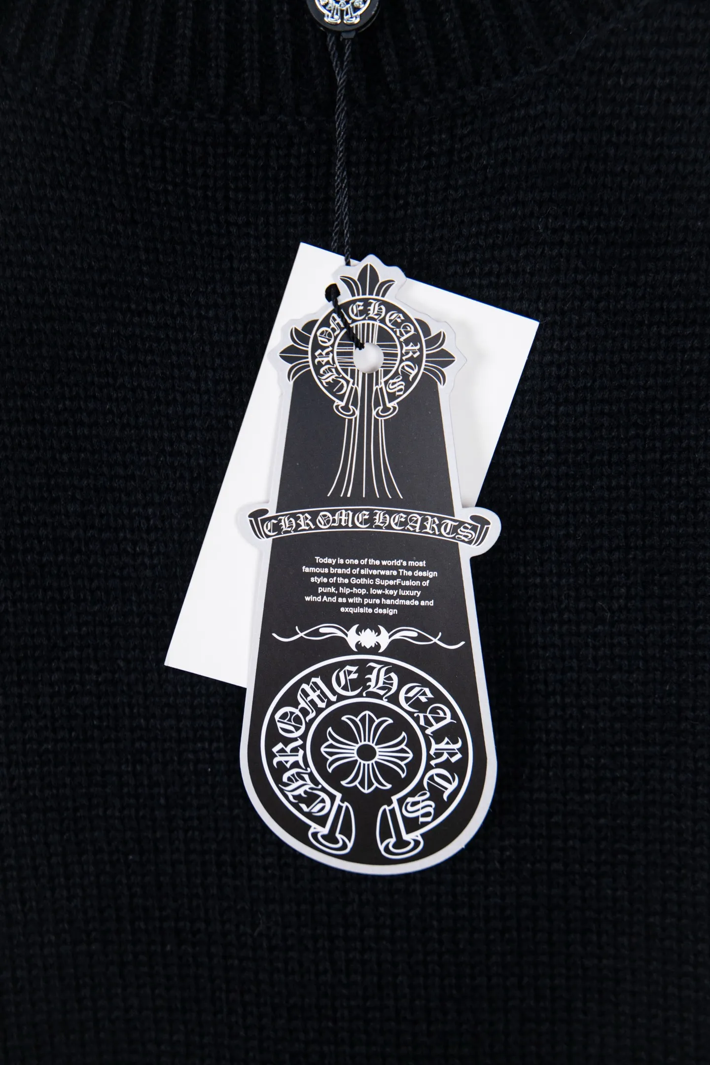P250 Chrome Hearts CH Chrome Hearts Patch Cross Hole Knitted Sweater Pullover. The popular style is the same for men and women. It is matched with black and white. It looks good in real life. It looks good on the upper body. It looks good in daily wear. It is even more photogenic. It’s hard not to buy it. Buy it for me!!! Believe me, no one can refuse such a machine-length Chrome Hearts jacket. It has expanded the version based on the old version. The upper body is loose and stylish. The casual design of the hem is expanded to make fat people slim down to the extreme. Slim people are limited to high-end and high-end. 10,000 yuan ZP printing. 1:1 perfect restoration. Looks good when worn alone. Both men and women can control it easily. If you care more about quality, you must also respect the price. It is completely different from the thin see-through bottoms that pill when worn. If the style makes you shine at a glance, then quality is what you should pay more attention to. Compared with price, what we focus on is quality. Customers who have received my products know all about it. ️️️ Sweaters on the market are generally made of bract yarn. We use modal. Compared with core-spun yarn, the advantages are very intuitive: high cost, high price, high density, relatively expensive for developers, allowing us to make a lot less money. In addition, the upper body is delicate, anti-pilling, and high-end. We are conscientious sellers. Quality determines the upper body effect. No matter how bad the quality, the best style is still the temperament of the urban-rural fringe. We only do long-term business. Quality determines character. Take it back and wear it with confidence and wash it. The quality of the pattern will definitely make your eyes shine. We only make the right version of high quality. We make high-end hard goods. Reject junk goods and reject fast food. Conscientious quality and conscientious price. You deserve it!  Color: Black White Gray Red Size: S M L